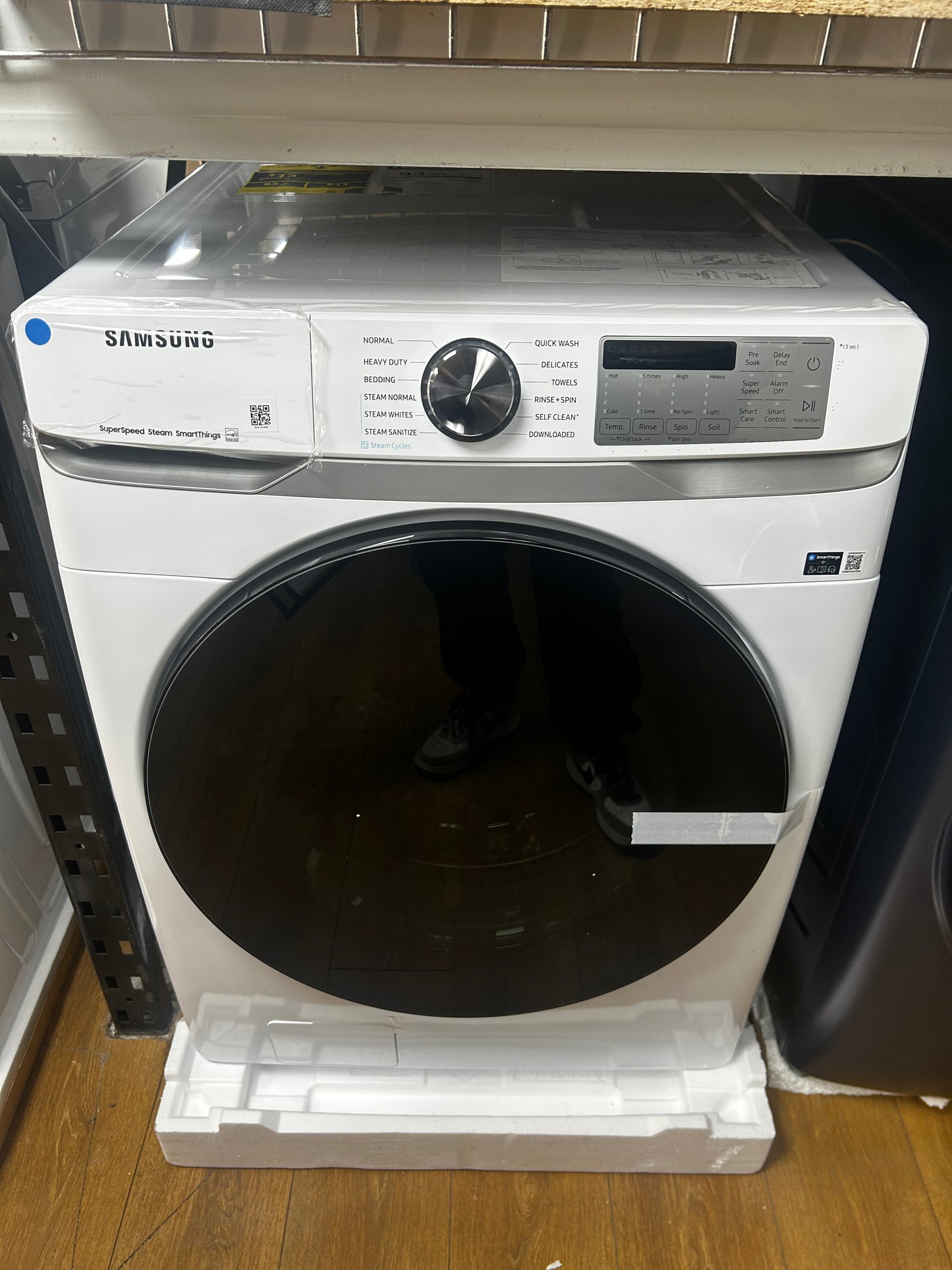 Samsung - WF45B6300AW - 27 Inch Smart Front Load Washer with 4.5 Cu. Ft. Capacity, 10 Washing Cycles, Steam Cycle, Sanitize, Quick Wash, Self Clean+, Super Speed Wash, ADA Compliant, and Energy Star® Rated: White