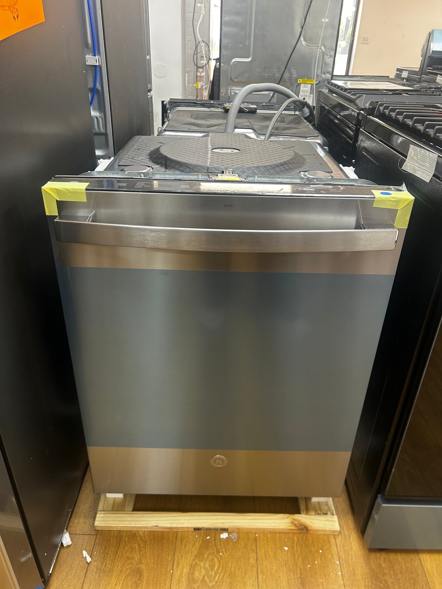 GE - GDT670SYVFS - 24 Inch Fully Integrated Dishwasher with 16 Place Settings, 3-Level Wash, Dry Boost™ Technology, Piranha Hard Food Disposer, Third Rack, Silverware Jets