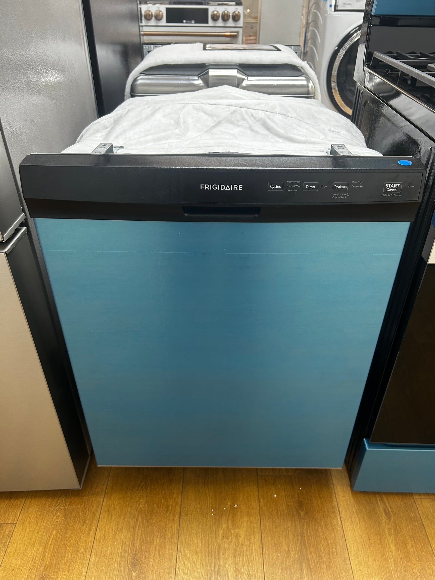 Frigidaire - FFCD2413US - 24 Inch Full Console Dishwasher with 14 Place Setting Capacity, 3 Wash Cycles, 60 dBA Silence Rating, Stay-Put Door, Heated Dry, Delay Start