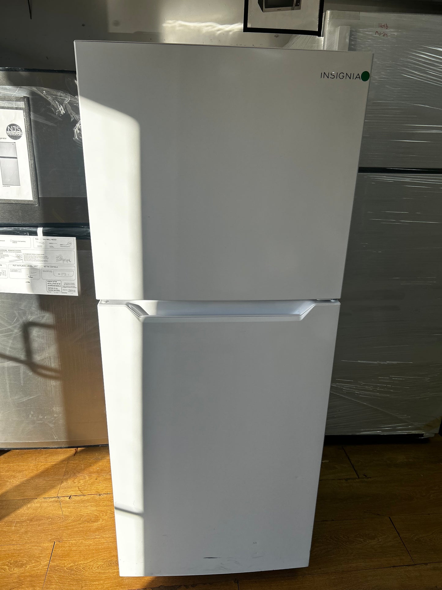 Insignia™ - NS-RTM10WH2 - 10 Cu. Ft. Top-Freezer Refrigerator with Reversible Door and ENERGY STAR Certification - White