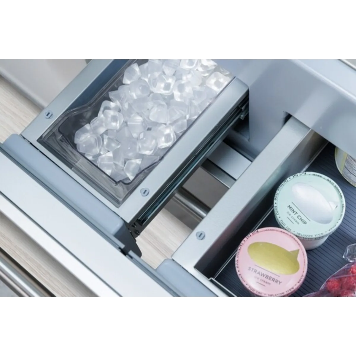 Thermador Freedom® Collection - T36BB110SS - 36 Inch Built-In Bottom Mount Smart Refrigerator with 19 cu. ft. Total Capacity, ThermaFlex™ Drawer, Internal Water Dispenser, and Ice Maker: Masterpiece Handle