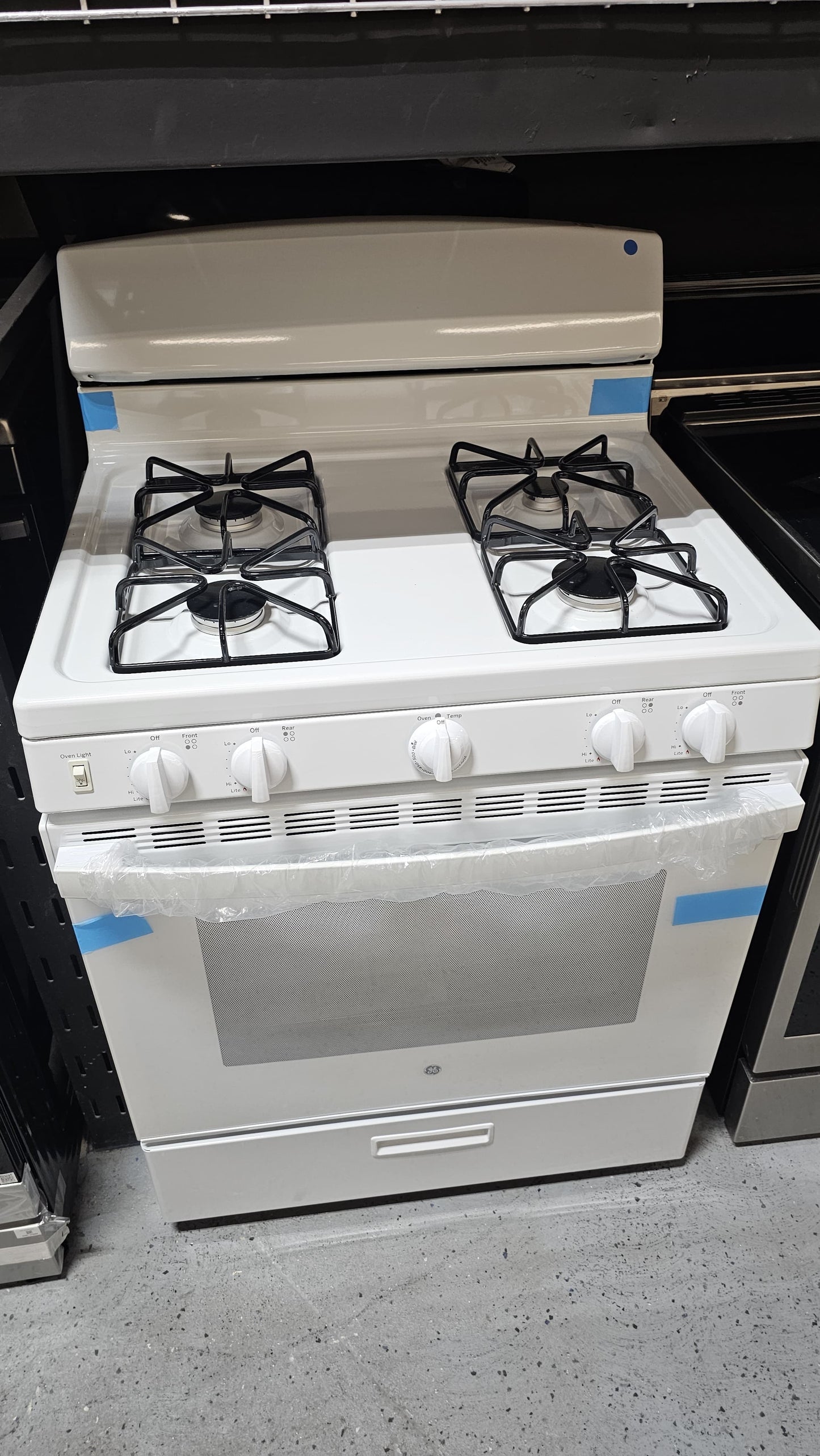 GE -JGBS30DEKWW- 4.8 Cu. Ft. Freestanding Gas Range - White