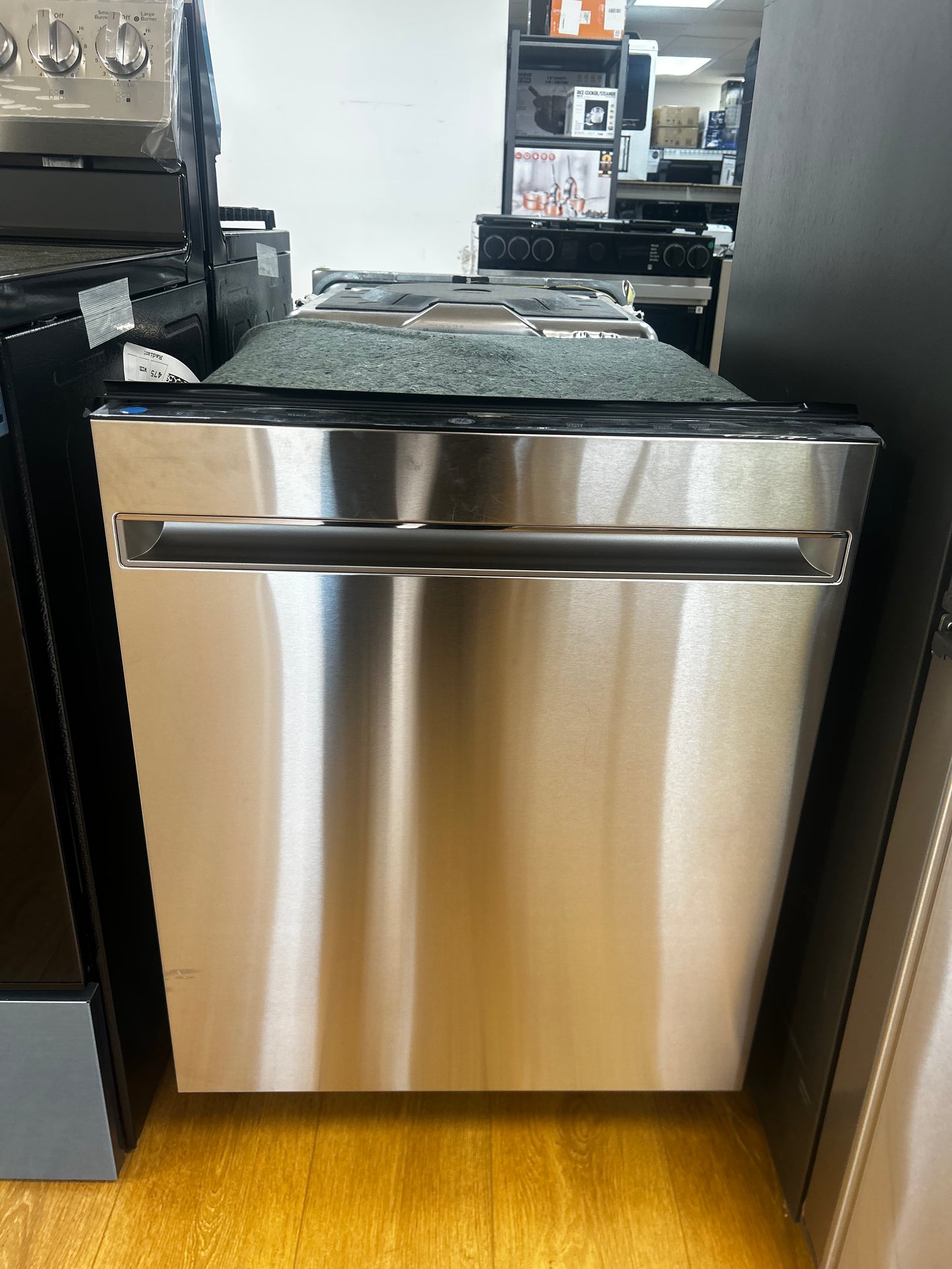 GE - GDT225SSLSS - 24 Inch Fully Integrated Dishwasher with 12 Place Settings, 3-Level Wash, Autosense Cycle, Piranha™ Hard Food Disposer, Sanitize Option, Child Lock, 51 dBA Silence Rating, ADA Compliant, ENERGY STAR® and NSF Certified: Stainless Steel