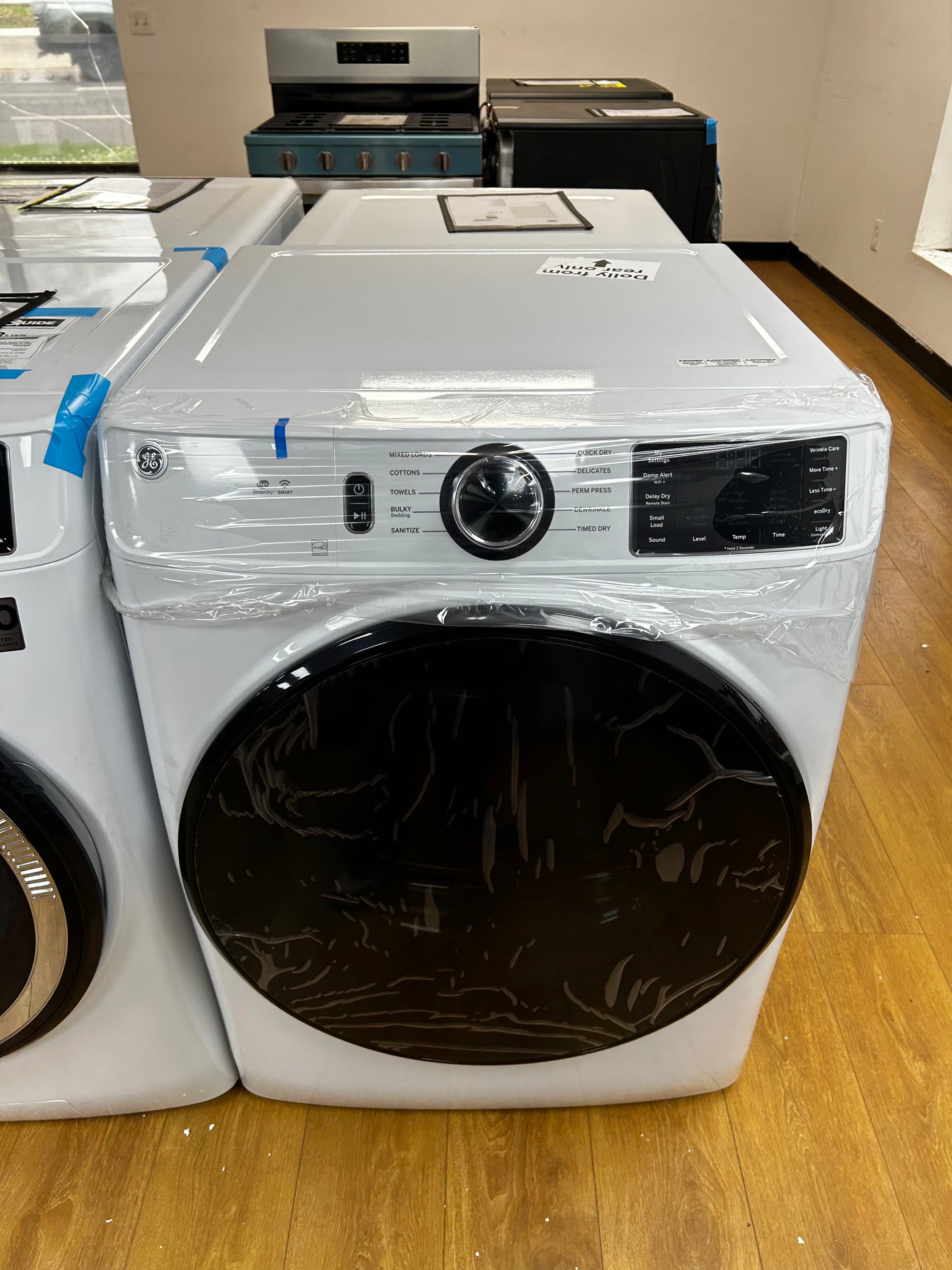 GE - GFD55GSSNWW - 28 Inch Gas Smart Dryer with 7.8 Cu. Ft. Capacity, Wi-Fi, 10 Dryer Programs, Sensor Dry, Sanitize, Quick Dry, Delay Dry, Wrinkle Care, ADA Compliant, and Energy Star®: White