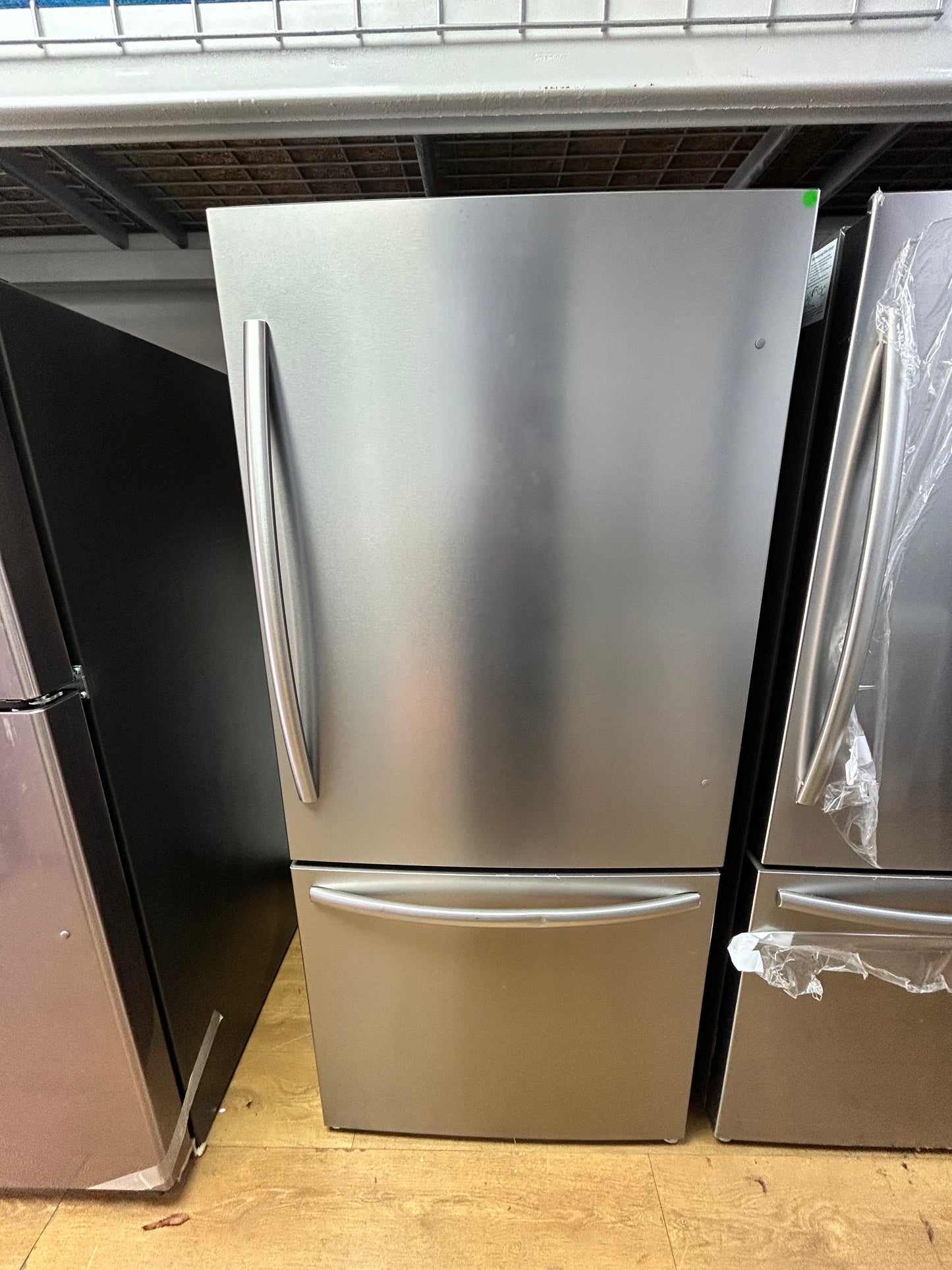 Mora - MRB172N6ASE - 17.2 cu. ft. Counter Depth Bottom Freezer Refrigerator