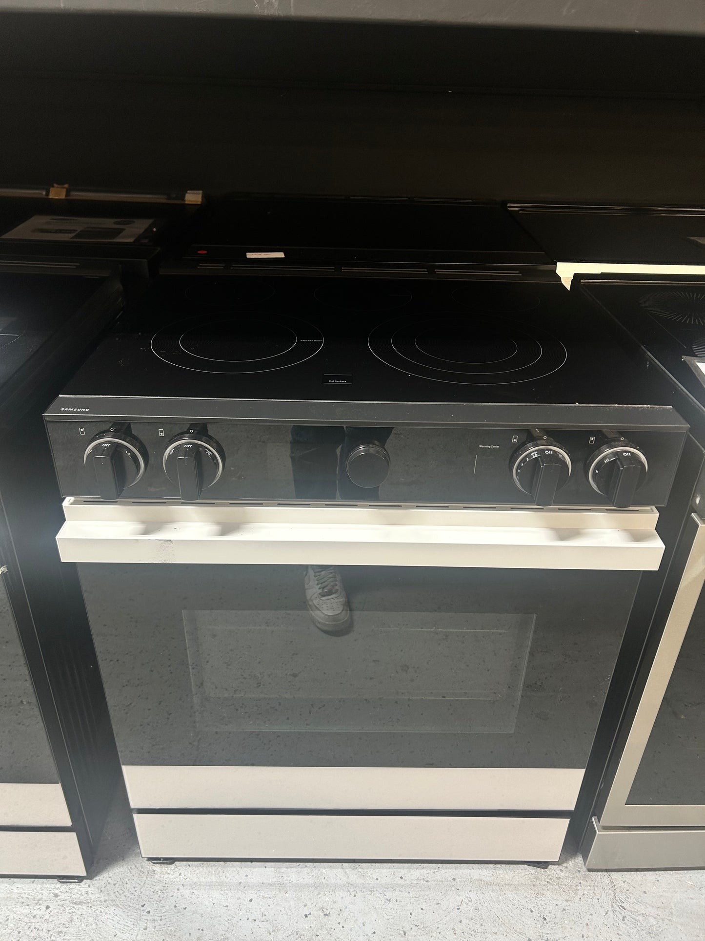 Samsung -NSE6DB870012AA- Bespoke 6.3 Cu. Ft. Slide-In Electric Range with Smart Oven Camera - White Glass