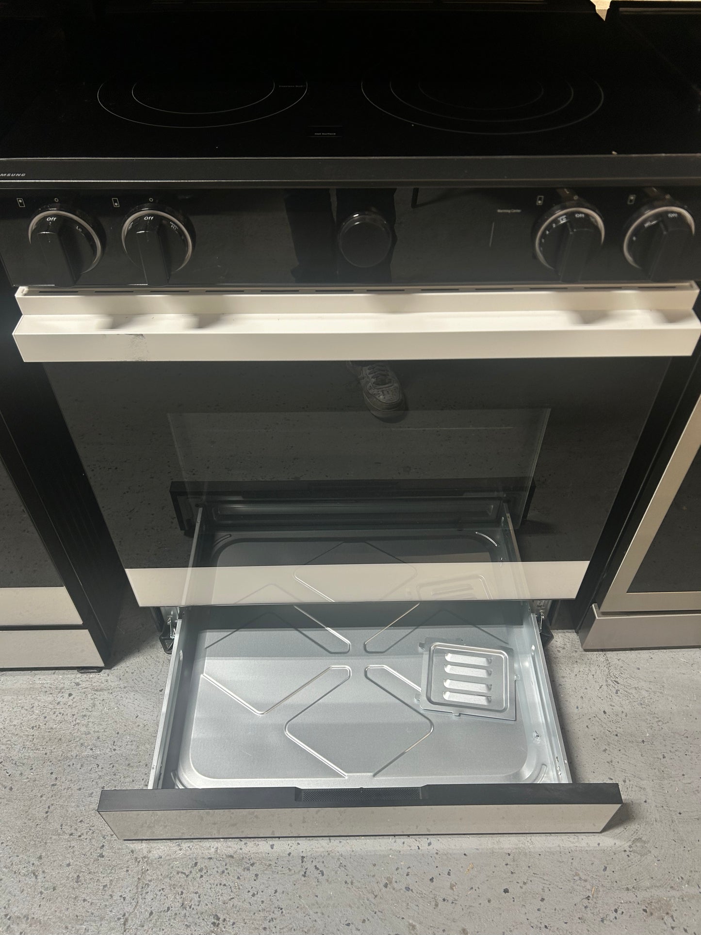 Samsung -NSE6DB870012AA- Bespoke 6.3 Cu. Ft. Slide-In Electric Range with Smart Oven Camera - White Glass