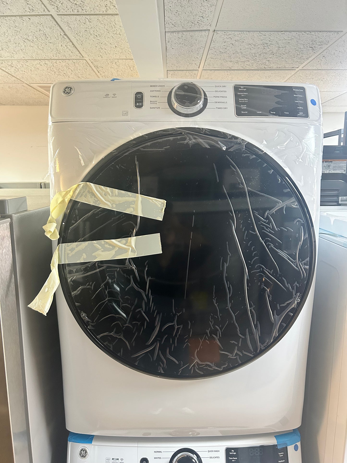 GE - GFD55GSSNWW - 7.8 Cu. Ft. Stackable Smart Gas Dryer with Steam - White