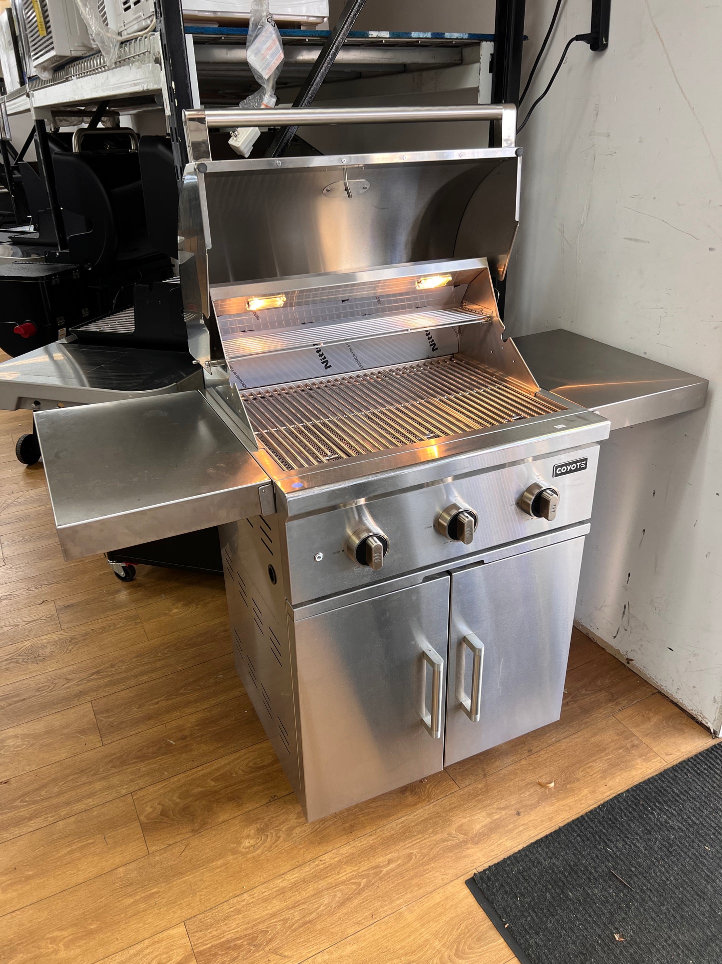 Coyote C3C30LP-FS  30" C-Series Grill w/Cart, 3 Burner, LP, Stainless Steel