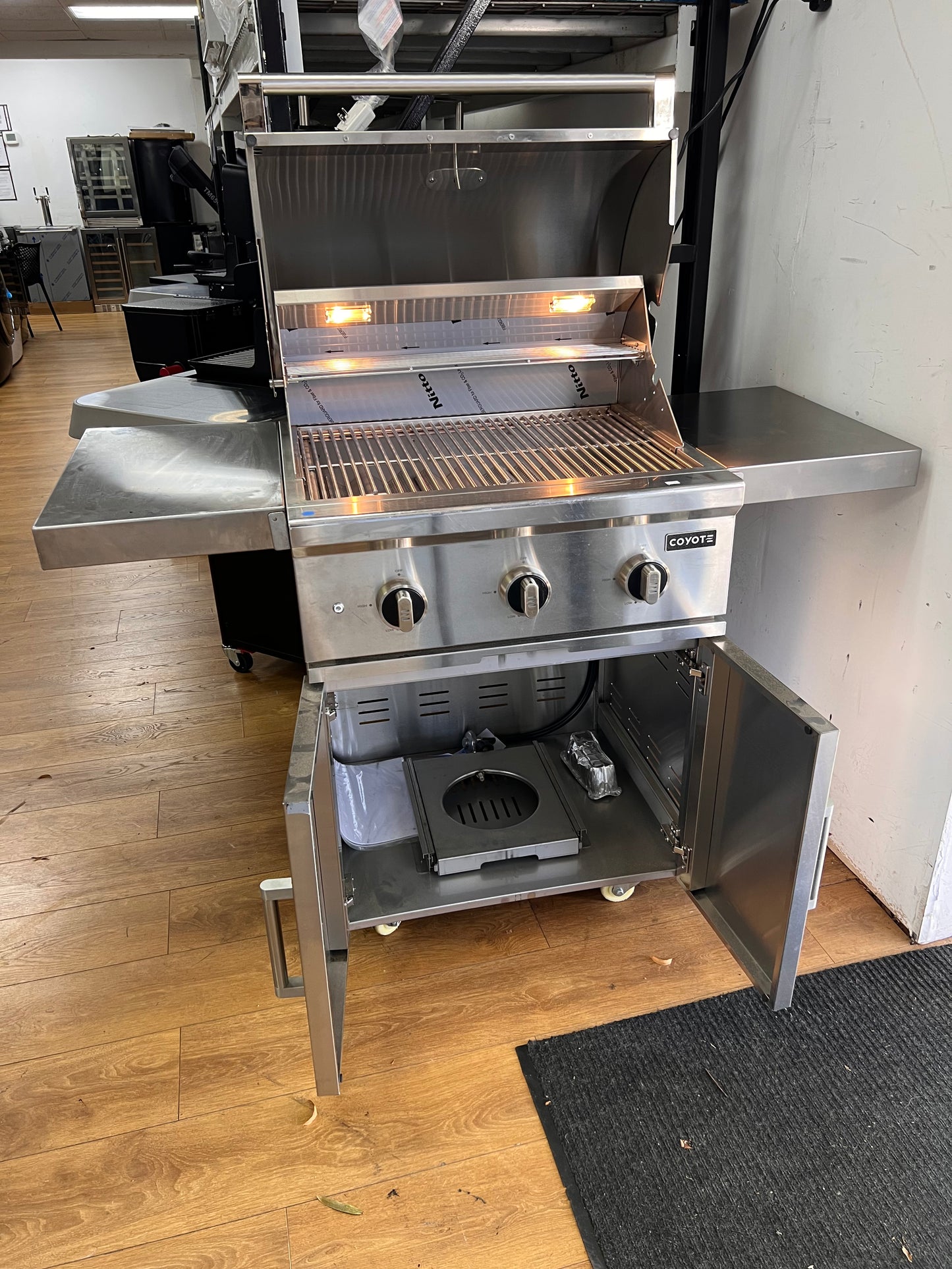 Coyote C3C30LP-FS  30" C-Series Grill w/Cart, 3 Burner, LP, Stainless Steel