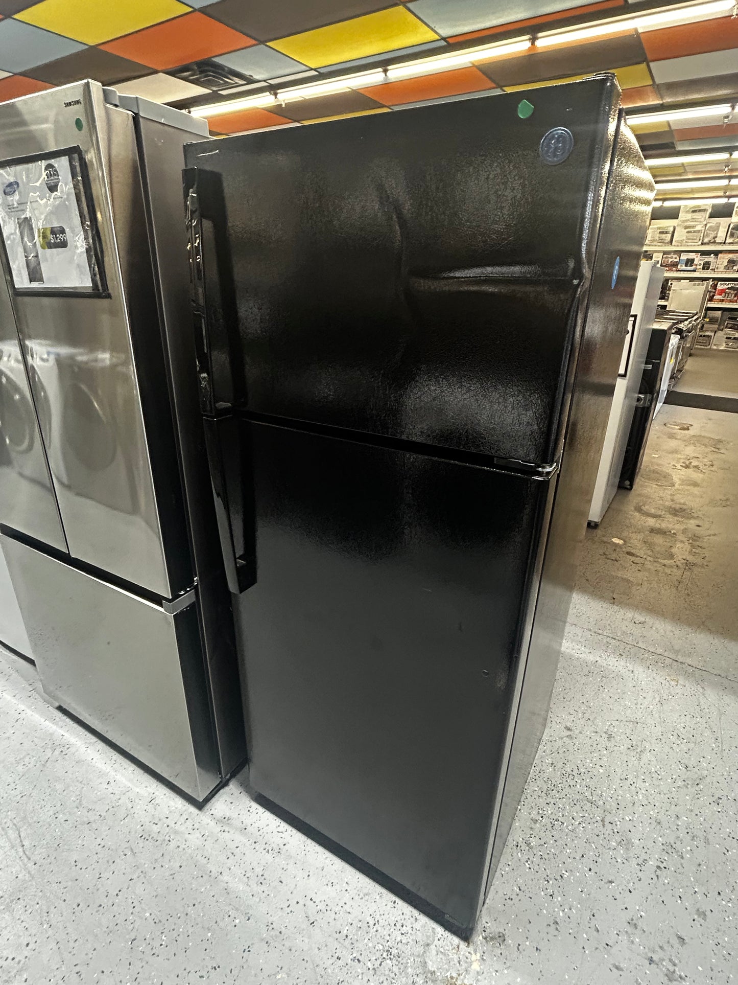 GE - GTE18GTNRBB - 17.5 cu. ft. Top Freezer Refrigerator in Black