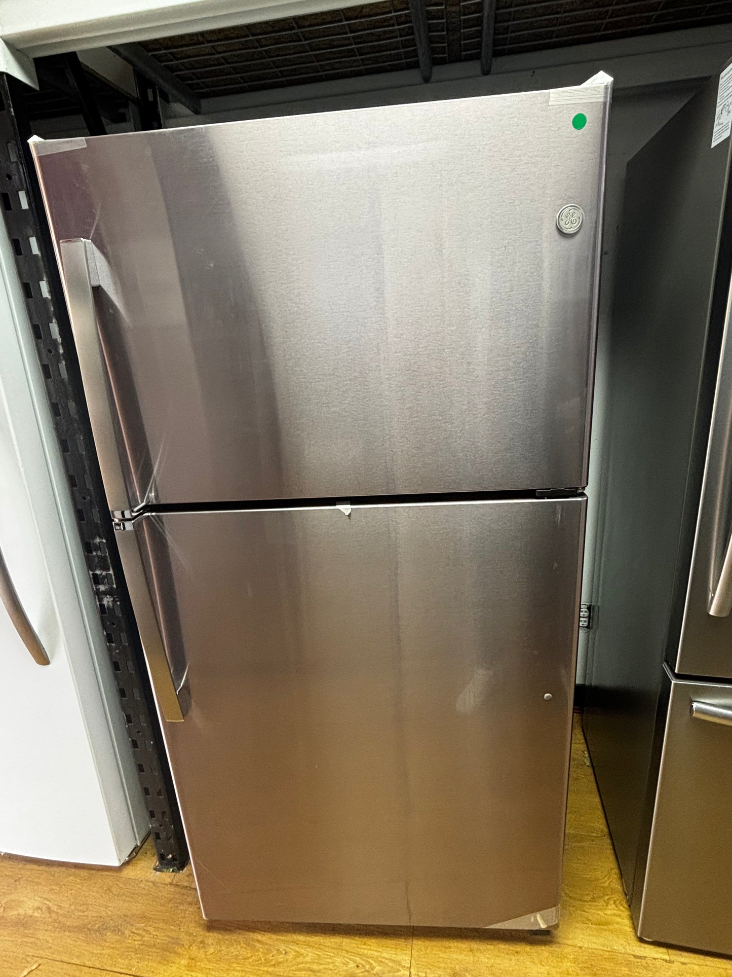 GE - GTS22KYNRFS - 21.9 Cu. Ft. Top-Freezer Refrigerator with Garage Ready Performance - Stainless Steel