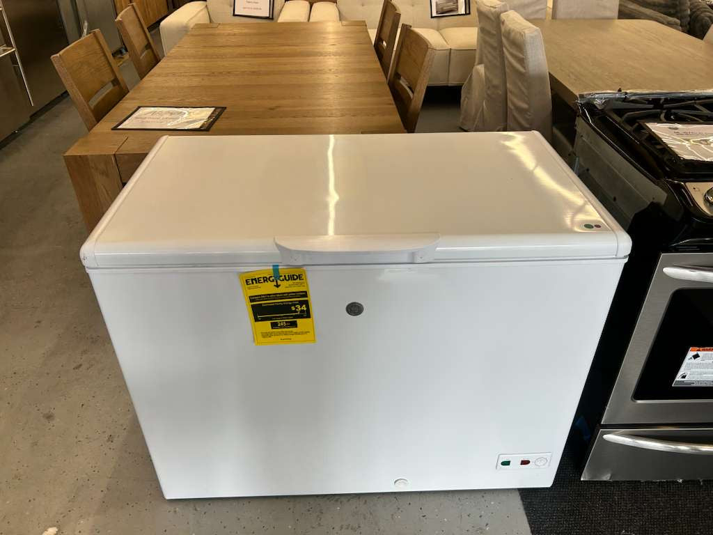 GE - FCM11SRWW - 10.7 Cu. Ft. Chest Freezer with Manual Defrost - White