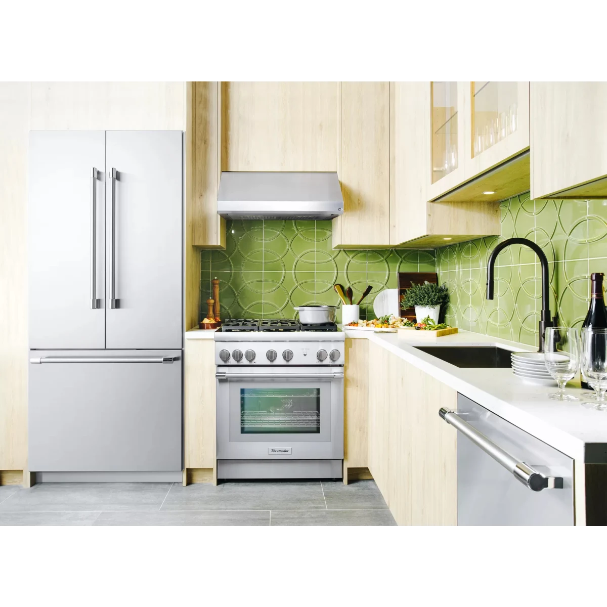 Thermador Masterpiece Series - HMWB30WS - 30 Inch Wall Mount Smart Range Hood with 4-Speed/600 CFM Blower, Touch Control, LED Lighting, Hybrid Mesh Filter, and Noise Control Technology™