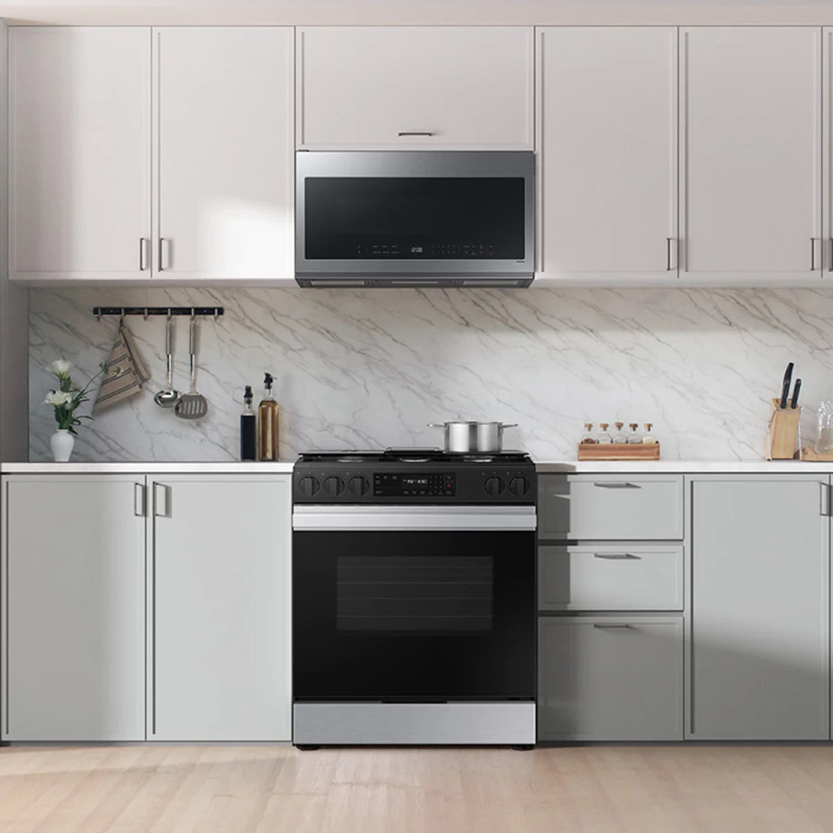 Samsung BESPOKE - NSG6DG8100SR - 30 Inch Smart Slide-In Gas Range with 5 Sealed Burners, 6.0 cu. ft. Capacity, Precision Knobs, Glass Touch Controls, 17K BTU Power Burner, Storage Drawer, Self-Clean, Sabbath Mode, and ADA Compliant: Stainless Steel